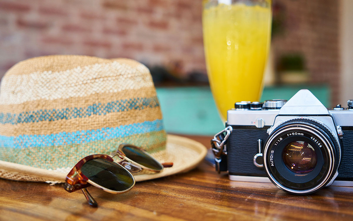 Sunhat and Sunglasses with Camera and Juice Sunhat and Sunglasses with Camera and Juice